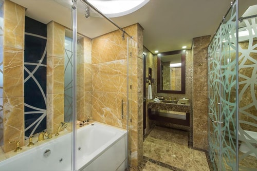 Executive Suite Near Cafe Delices Marasi Drive 5 Luxury Bookings