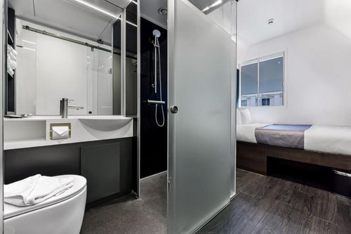 Queen Room Near Victoria Embankment Gardens LON 5 Luxury Bookings