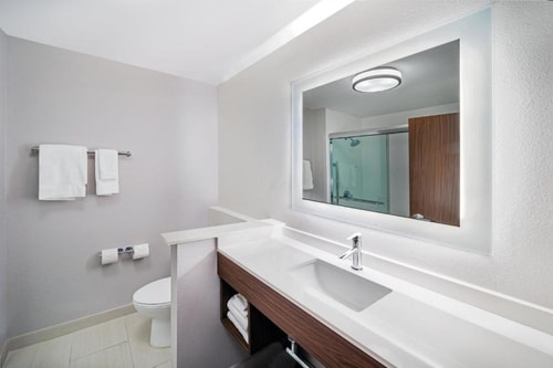 Standard King Room Near Simons Pharmacy HOU 4 Luxury Bookings