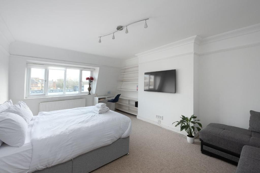 3 Bedroom Apartment Near Sobell Leisure Centre LON Luxury Bookings