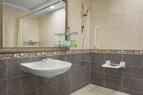 Deluxe Room Near Al Rigga Metro by Luxury Bookings 11 Luxury Bookings