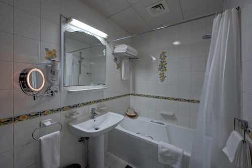 One Bedroom Apartment near Grand Emirates Market 10 Luxury Bookings