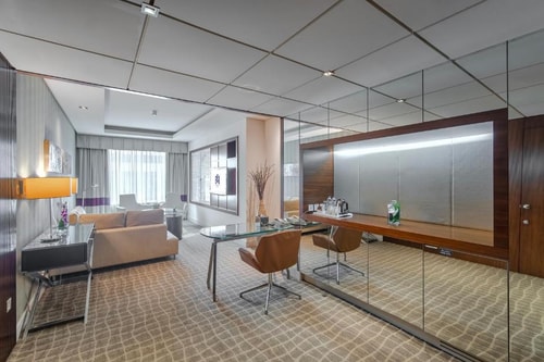 Grand Suite Near Sharaf DG Metro Station by LB 10 Luxury Bookings