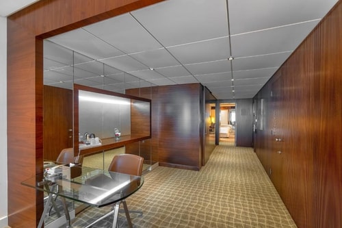 Grand Suite Near Sharaf DG Metro Station by LB 11 Luxury Bookings