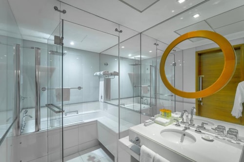 Grand Suite Near Sharaf DG Metro Station by LB 2 Luxury Bookings