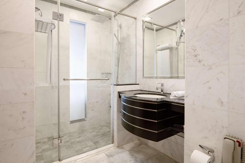 Superior Room Near Dubai Media City Park 6 Luxury Bookings