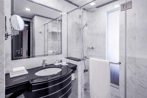 Superior Room Near Dubai Media City Park 4 Luxury Bookings