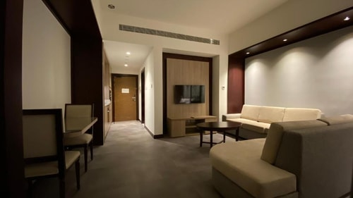 deluxe king studio near al maktoum stadium 6 Luxury Bookings