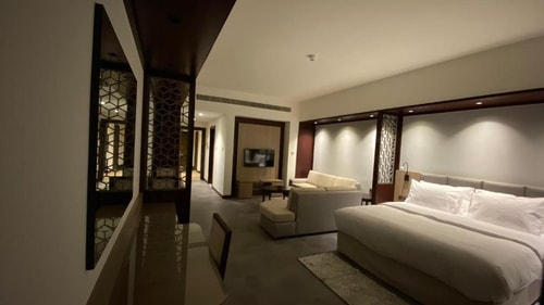 deluxe king studio near al maktoum stadium 11 Luxury Bookings