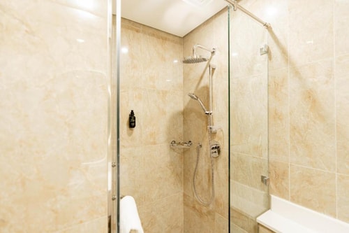 Superior King Room Near Al Furjan Metro 4 Luxury Bookings