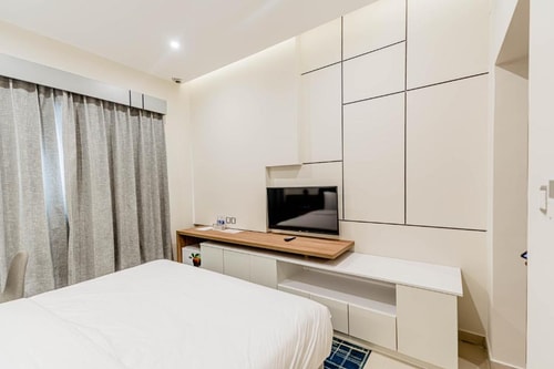Superior King Room Near Al Furjan Metro 2 Luxury Bookings