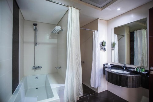 Deluxe King Suite Near Al Nahyan Stadium 9 Luxury Bookings