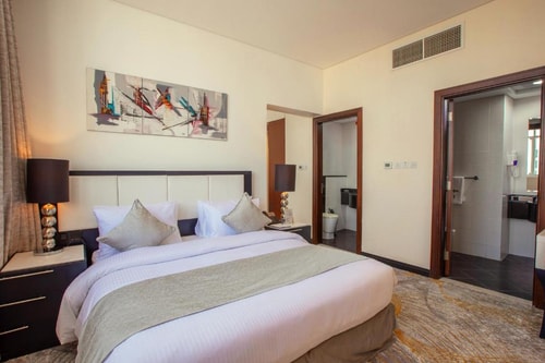 Deluxe King Suite Near Al Nahyan Stadium 4 Luxury Bookings