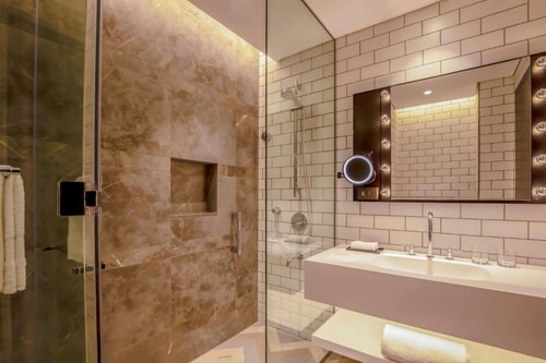 Artist King Room Near Yas Water world 2 Luxury Bookings