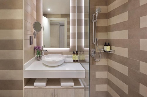 Studio Apartment Walk from Dukes Palm Hotel Dubai 4 Luxury Bookings