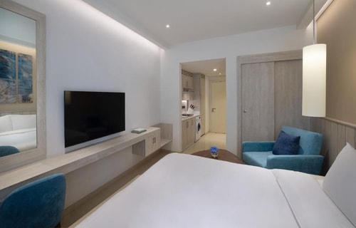 Studio Apartment Walk from Dukes Palm Hotel Dubai 2 Luxury Bookings