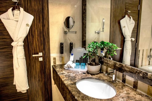 Deluxe King Room Near Electra Park Abu Dhabi 7 Luxury Bookings