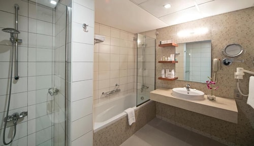 Premium King Room Near Capital Park 5 Luxury Bookings