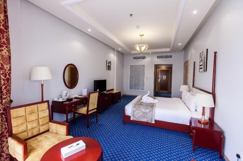 Deluxe Suite Near American School Luxury Bookings