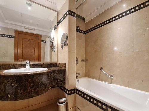 Superior King Room Near Al Majaz Waterfront 7 Luxury Bookings