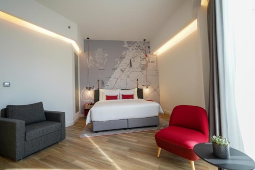 Superior King Or Twin Room Near Jaddaf Water Front 4 Luxury Bookings