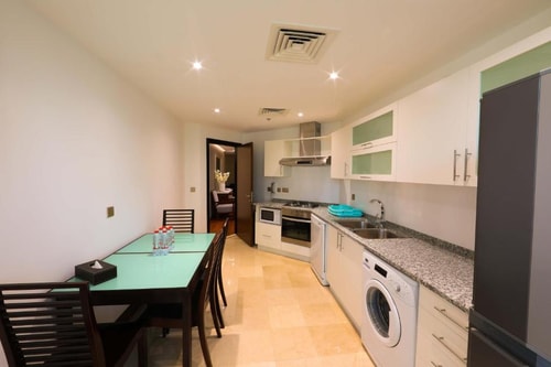 Three Bedroom Suite Near financial Center Metro. 6 Luxury Bookings