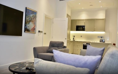 2 Bedroom Deluxe Apartment Near Barclays Bank LON 6 Luxury Bookings