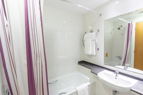 Double Room Near Abu Dhabi International Airport 2 Luxury Bookings