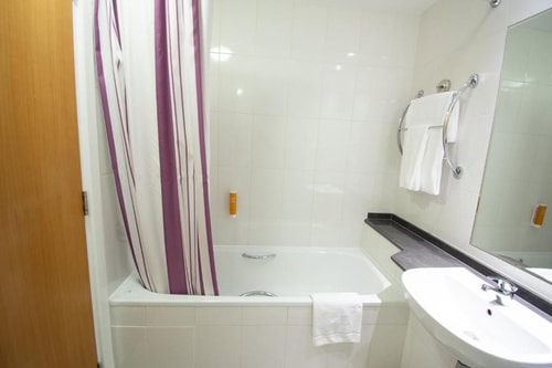Double Room Near Abu Dhabi International Airport 3 Luxury Bookings