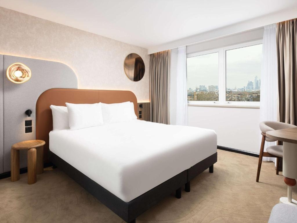 Classic Queen Room Near Normand Park LON Luxury Bookings