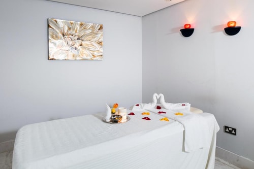 Deluxe Room Near Corniche Beach By Luxury Bookings 5 Luxury Bookings