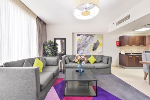 Deluxe One Bedroom Apartment Near WTC Metro 8 Luxury Bookings