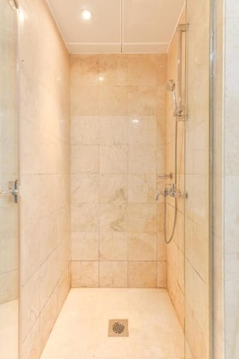 Deluxe One Bedroom Apartment Near WTC Metro 11 Luxury Bookings