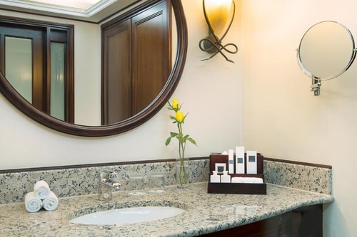 standard King Bedroom Nearby Kimshealth Center 3 Luxury Bookings