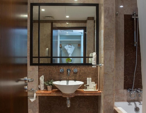 Studio Apartment Next to Financial Centre Metro 8 Luxury Bookings
