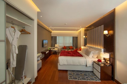 Studio Apartment Next to Financial Centre Metro 3 Luxury Bookings