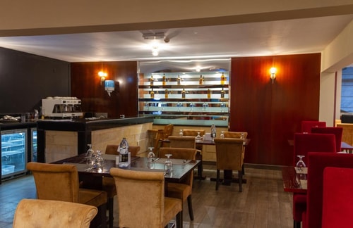 Executive Suite Room Near to Delma Park 7 Luxury Bookings