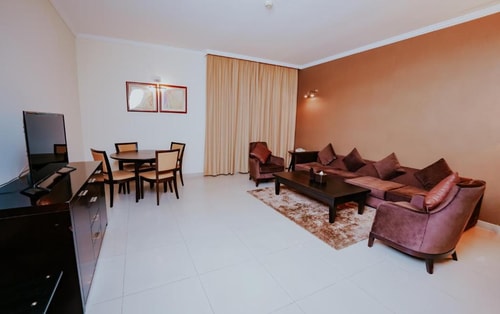 Executive Suite Room Near to Delma Park 1 Luxury Bookings