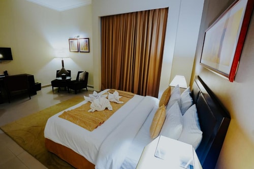 Superior King Room Near to Delma Park 1 Luxury Bookings