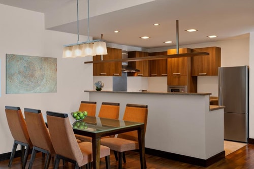 Deluxe Two Bedroom Apartment Near Aqua Cafe 3 Luxury Bookings