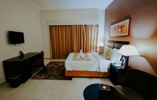 Deluxe King Room Near to Delma Park 1 Luxury Bookings