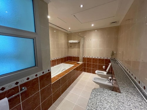 Deluxe King Room Near to Delma Park 6 Luxury Bookings