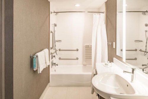King Suite Near Ambassador House Association DAL 7 Luxury Bookings