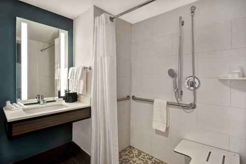 King Room Near Consulate General Of Ukraine HOU 3 Luxury Bookings