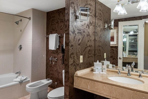 Deluxe Room Near Woodland Field Station HOU 4 Luxury Bookings