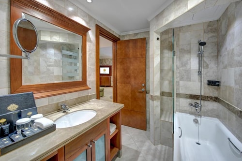 Junior Suite Near Dubai Mall Of Emirates 4 Luxury Bookings