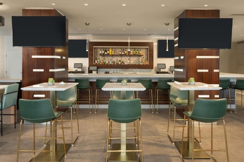 King Room Near 7 Eleven MIA 14 Luxury Bookings