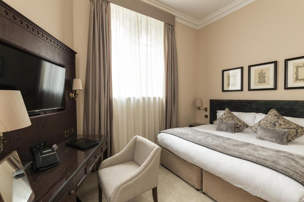 Classic Double Room Near Lily Close Green LON Luxury Bookings