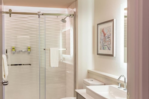 King Room Near Chipotle Mexican Grill DAL 3 Luxury Bookings