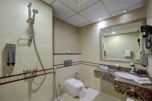 Deluxe Room Near Mashreq Metro Ac 5 Luxury Bookings